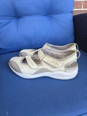 Clarks Wave Leather Sport Sandals Beige Walking Comfort Mary Jane's Shoes 9.5